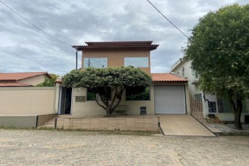 CASA GRANDE COM GARAGEM 